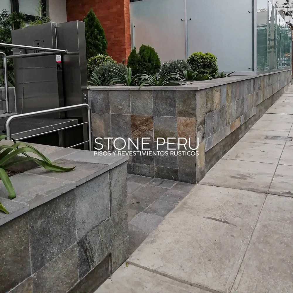 Revestimiento de Baldosa Gris Oxido instalado en obra. Stone Peru.